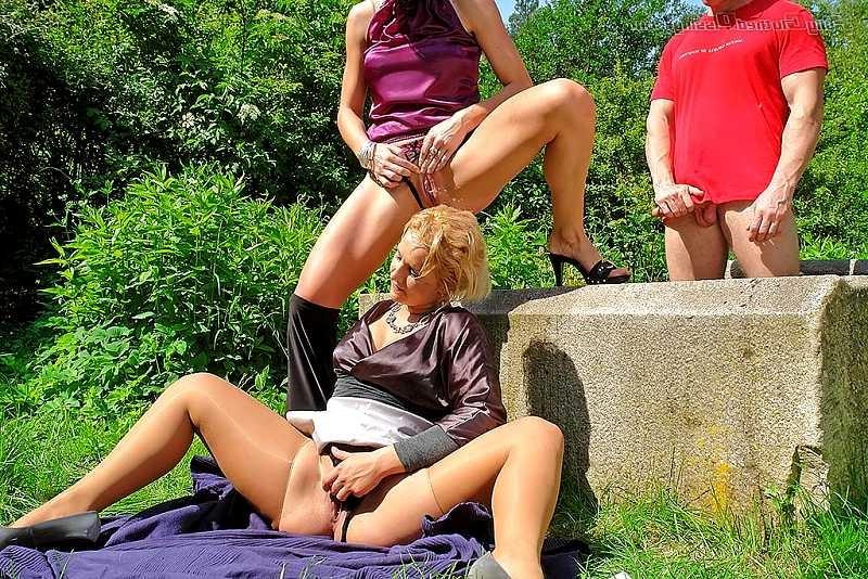 20P Kinky sexual urine games in the woods