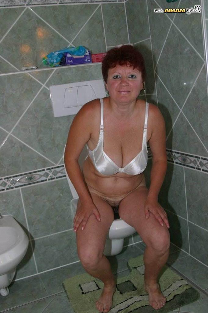 16P Old slut pissing