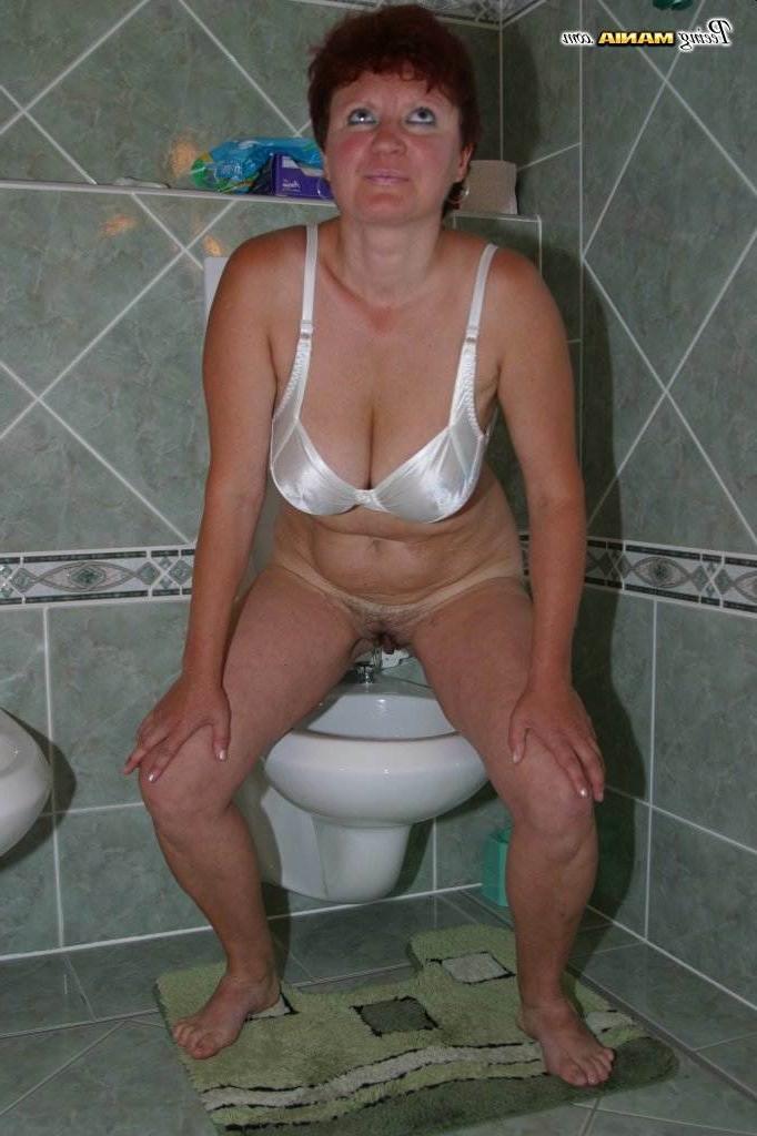 16P Old slut pissing