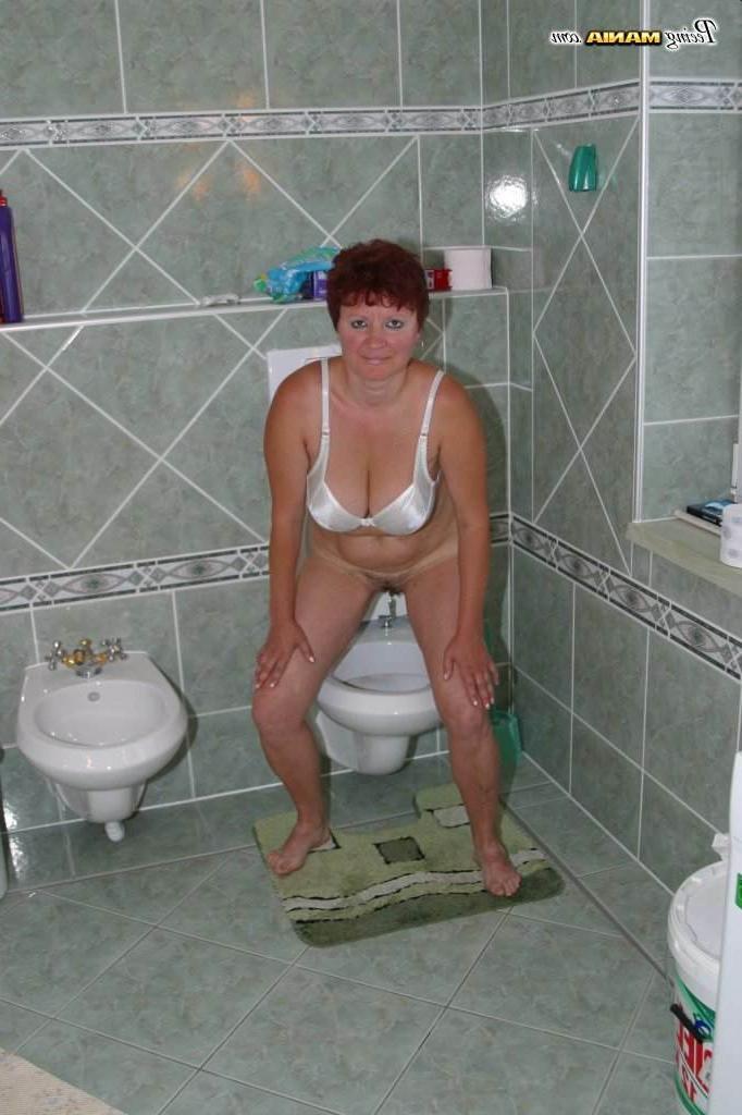 16P Old slut pissing