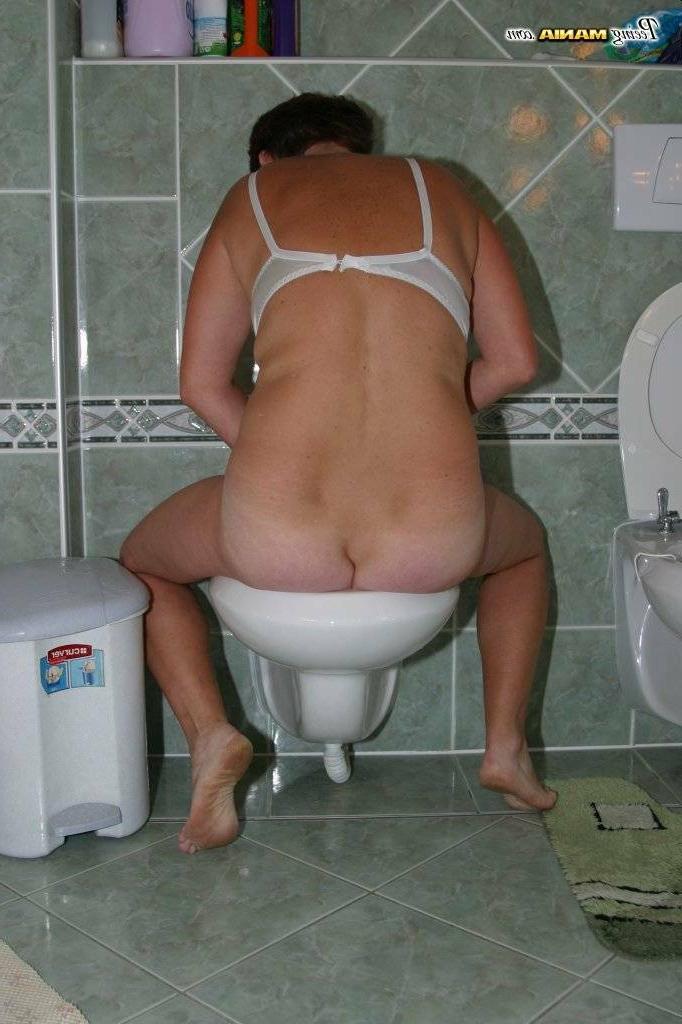 16P Old slut pissing