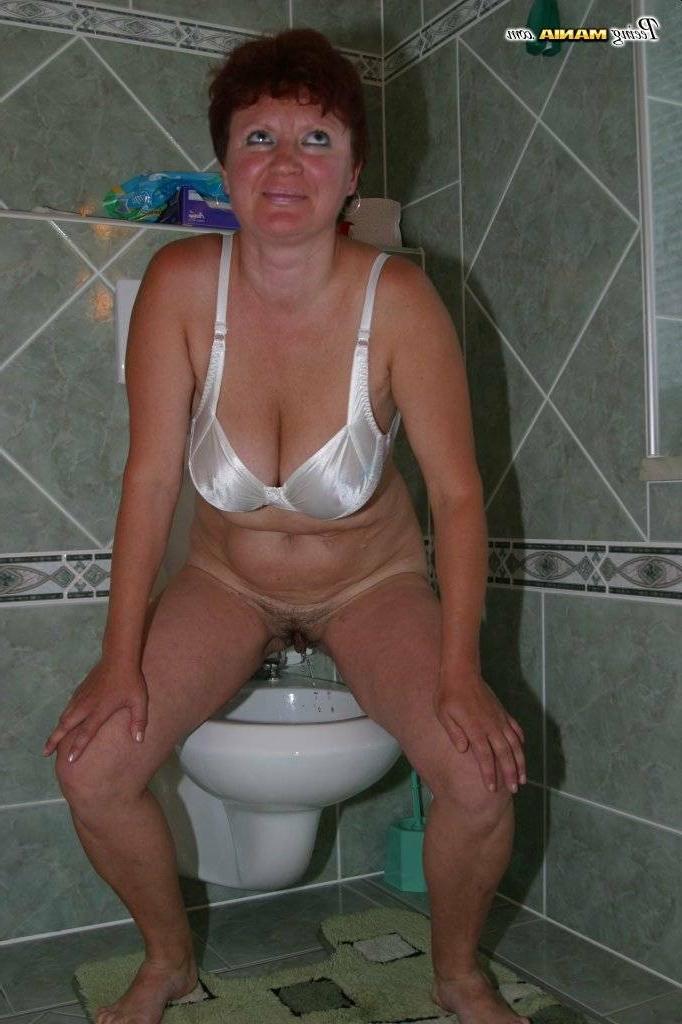 16P Old slut pissing