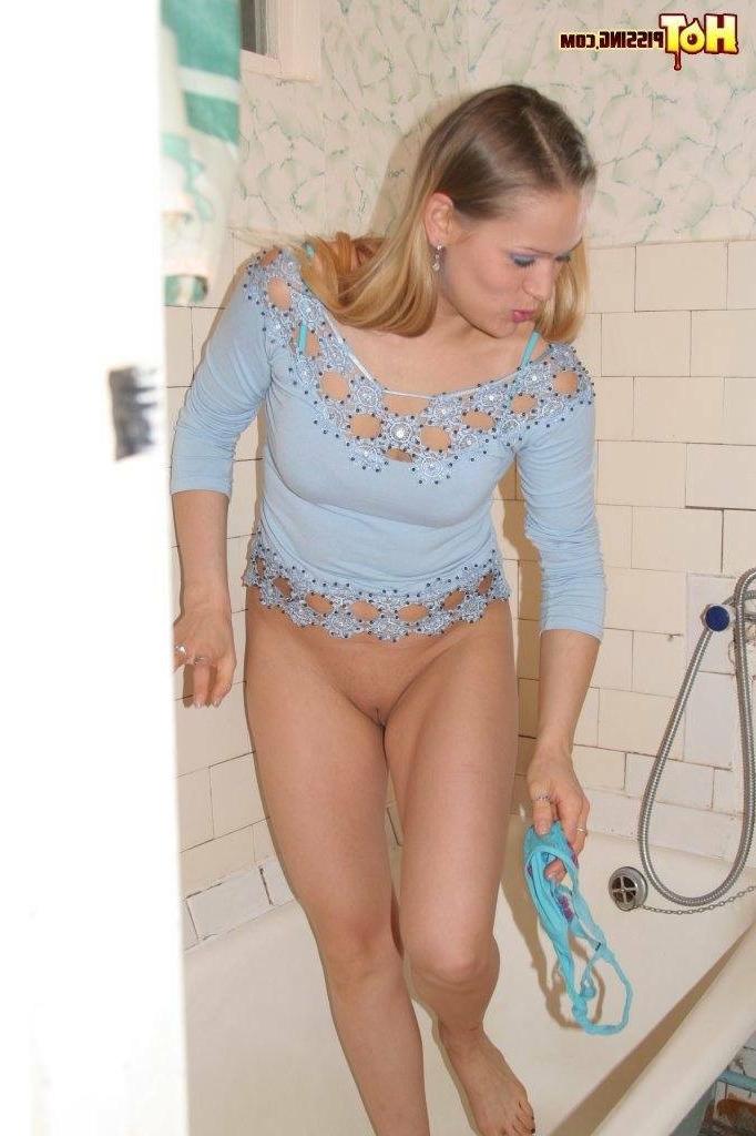 16P Cute girl pissing in the bathtub