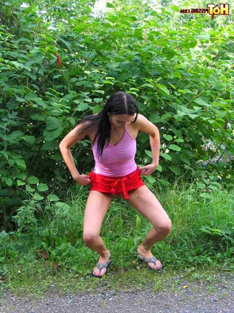 4P Girl pissing outdoors