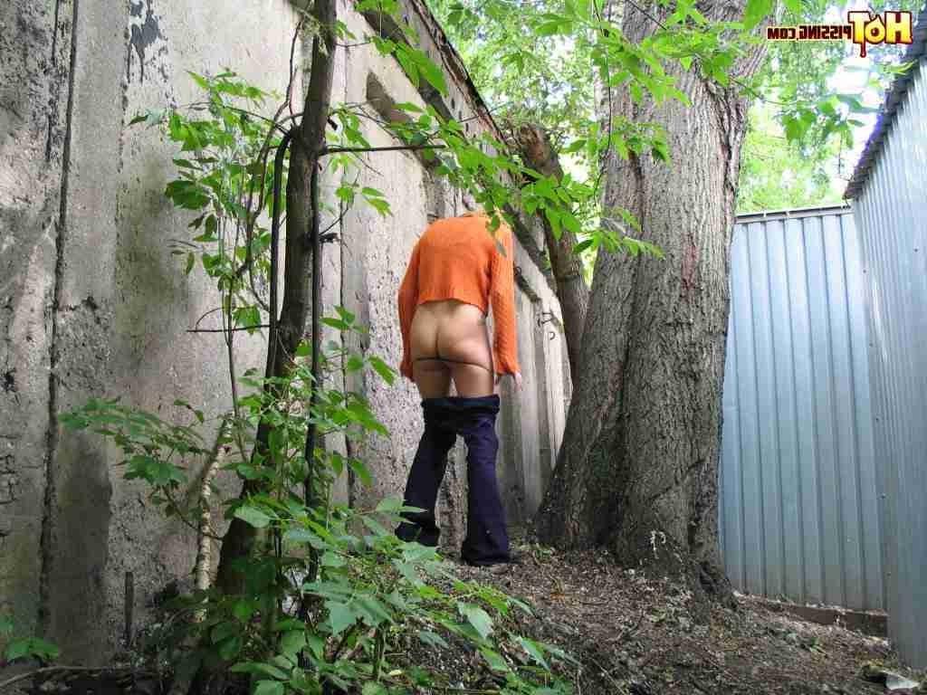 16P Girl pissing in the woods