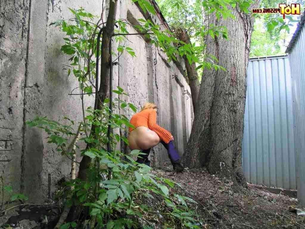 16P Girl pissing in the woods