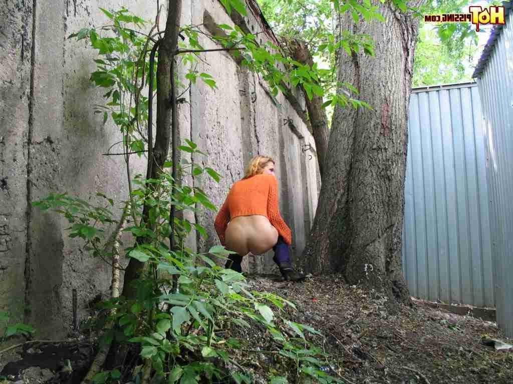 16P Girl pissing in the woods