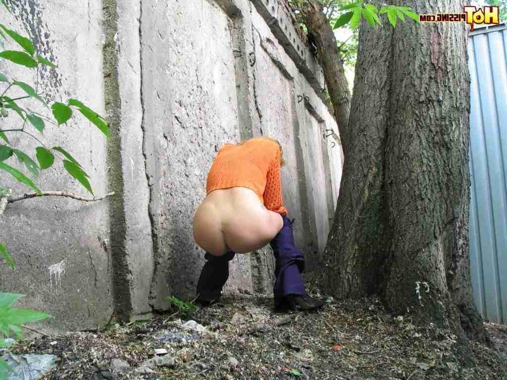 16P Girl pissing in the woods