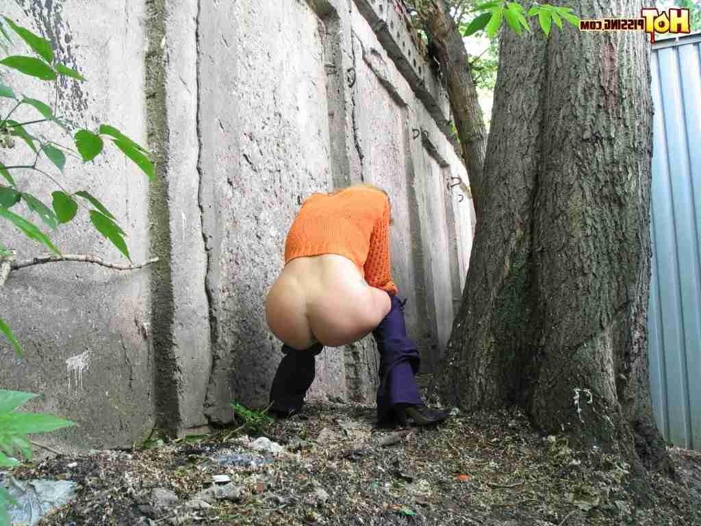 16P Girl pissing in the woods