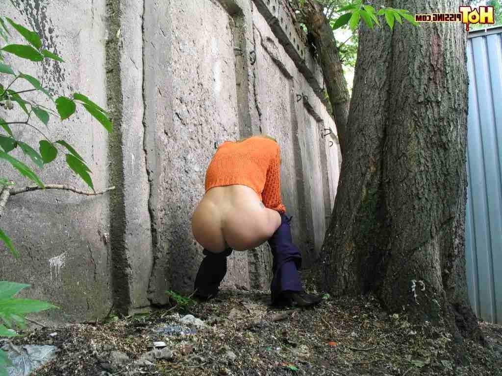 16P Girl pissing in the woods
