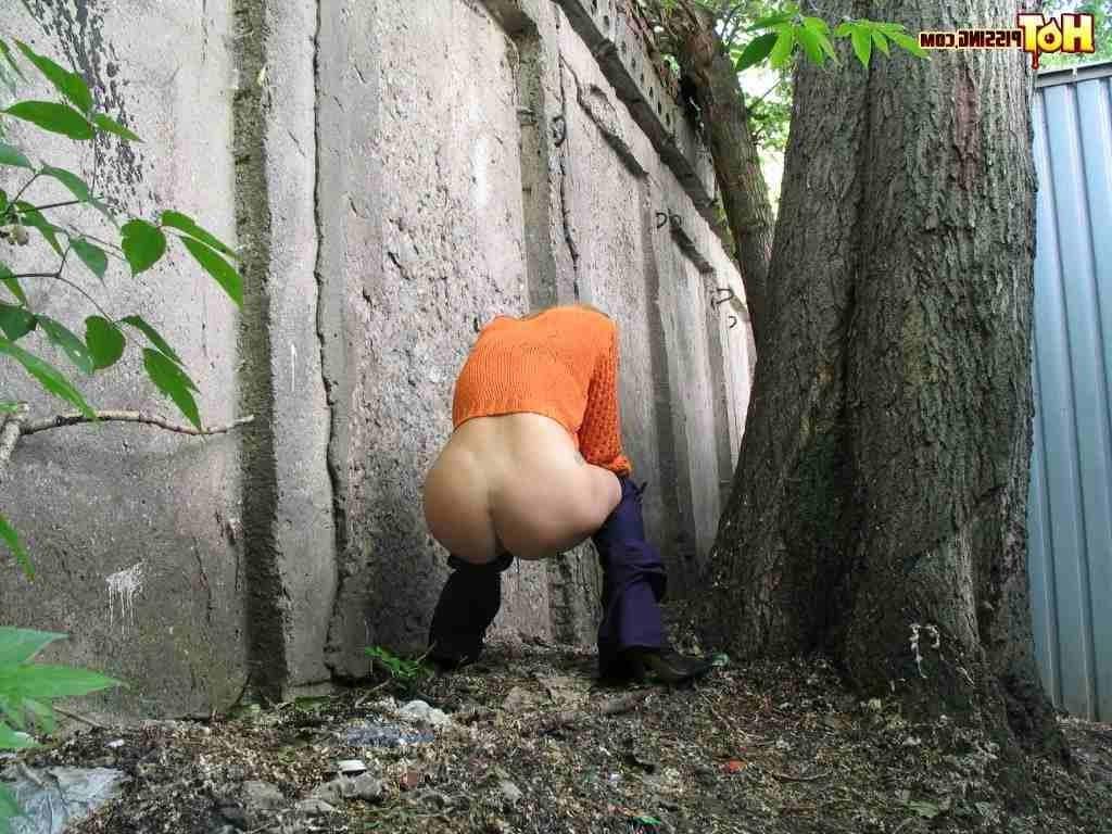 16P Girl pissing in the woods