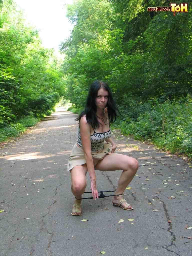 16P Girl pissing in the street