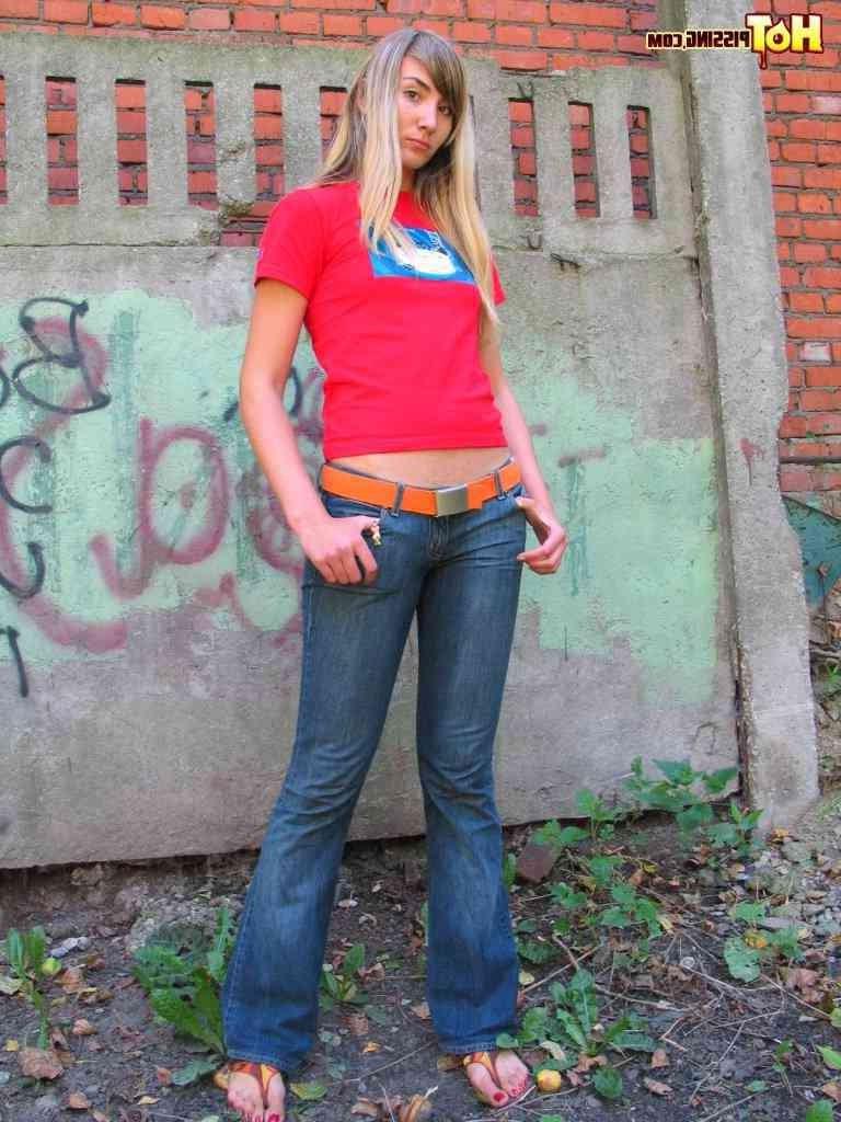 16P Blonde pissing outside