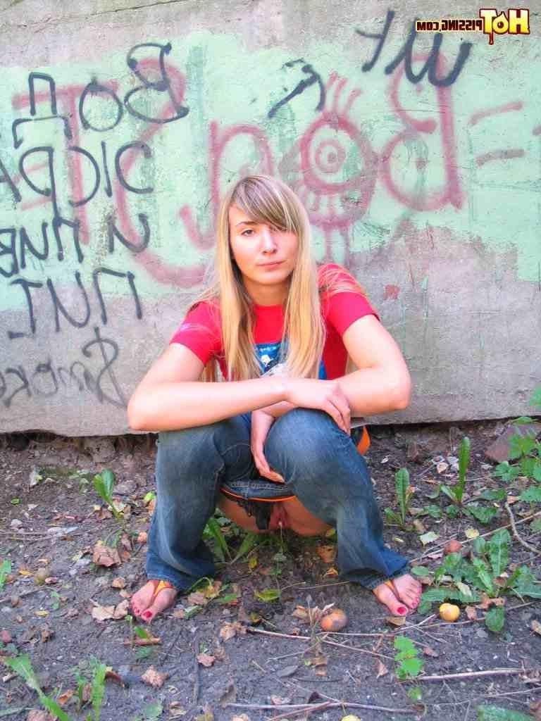 16P Blonde pissing outside