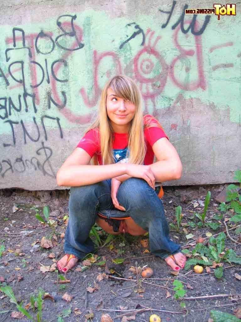 16P Blonde pissing outside
