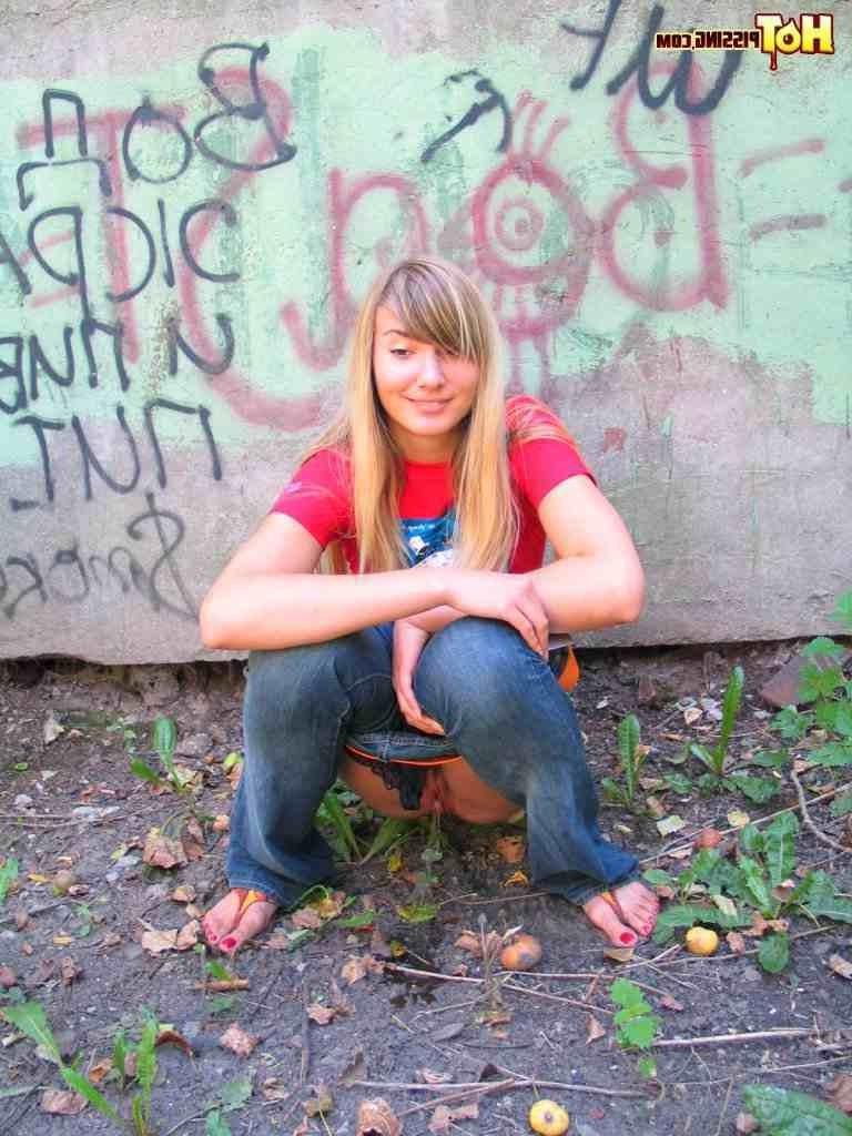 16P Blonde pissing outside
