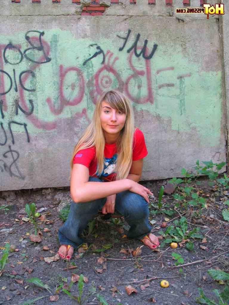 16P Blonde pissing outside
