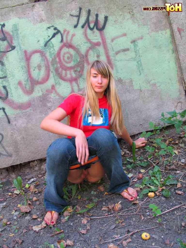 16P Blonde pissing outside