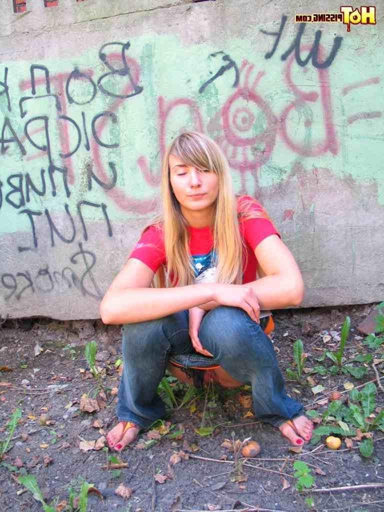 16P Blonde pissing outside