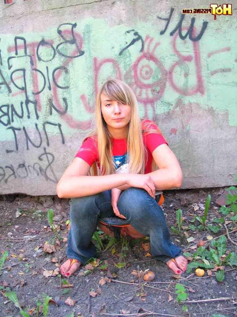 16P Blonde pissing outside