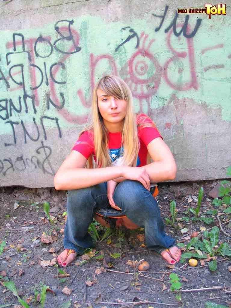 16P Blonde pissing outside