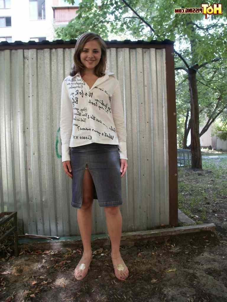 16P Cute girl pissing outside