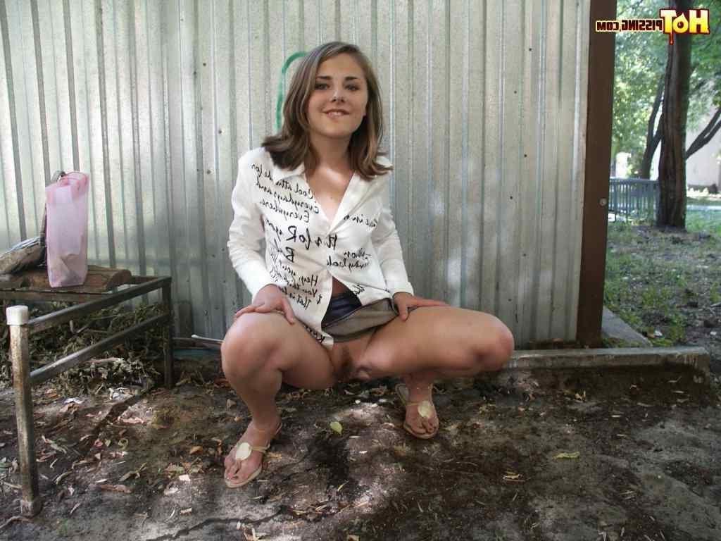 16P Cute girl pissing outside