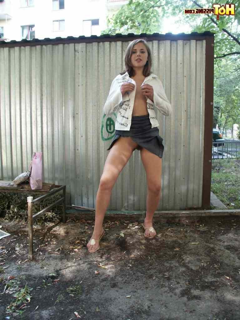 16P Cute girl pissing outside