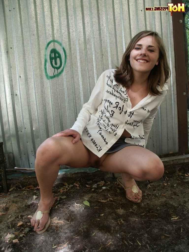 16P Cute girl pissing outside