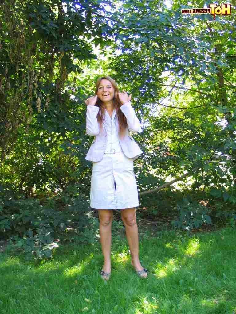 16P Girl pissing in the woods