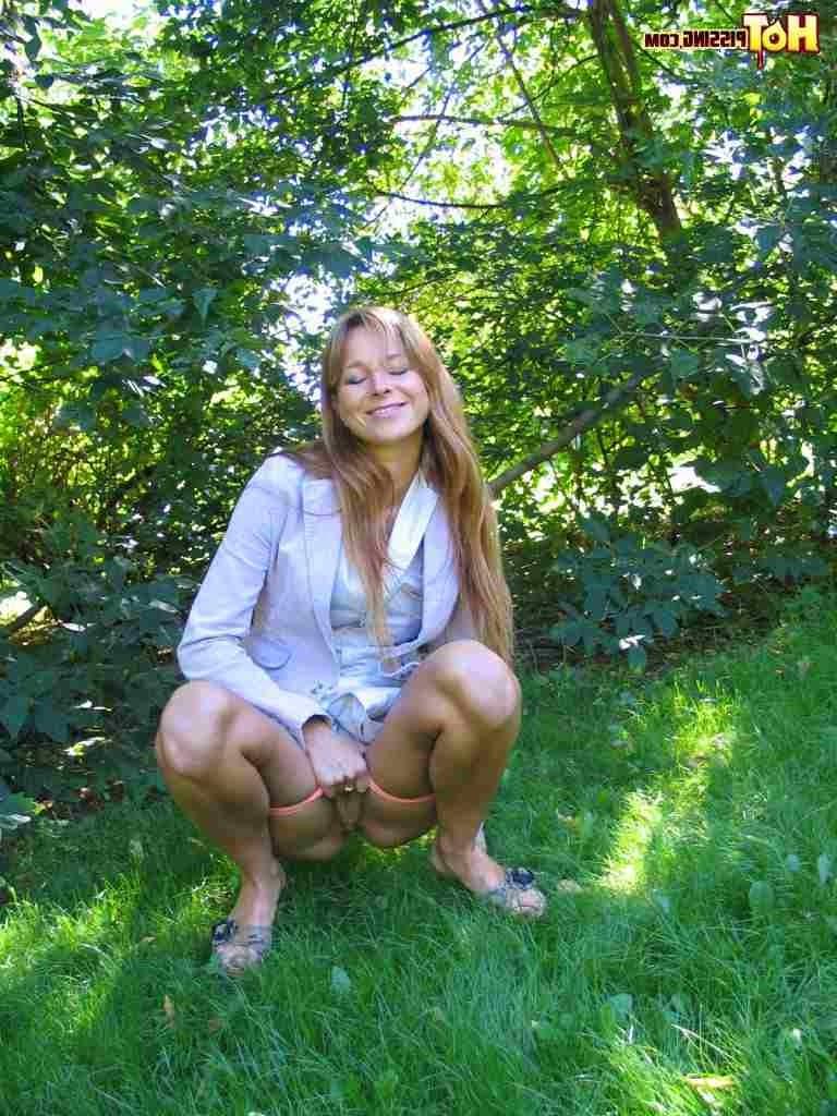 16P Girl pissing in the woods