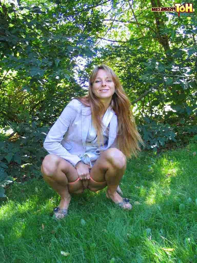 16P Girl pissing in the woods