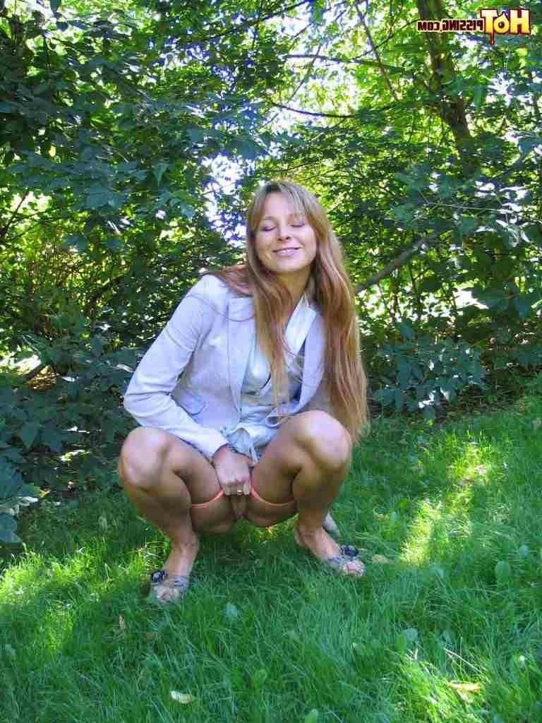 16P Girl pissing in the woods