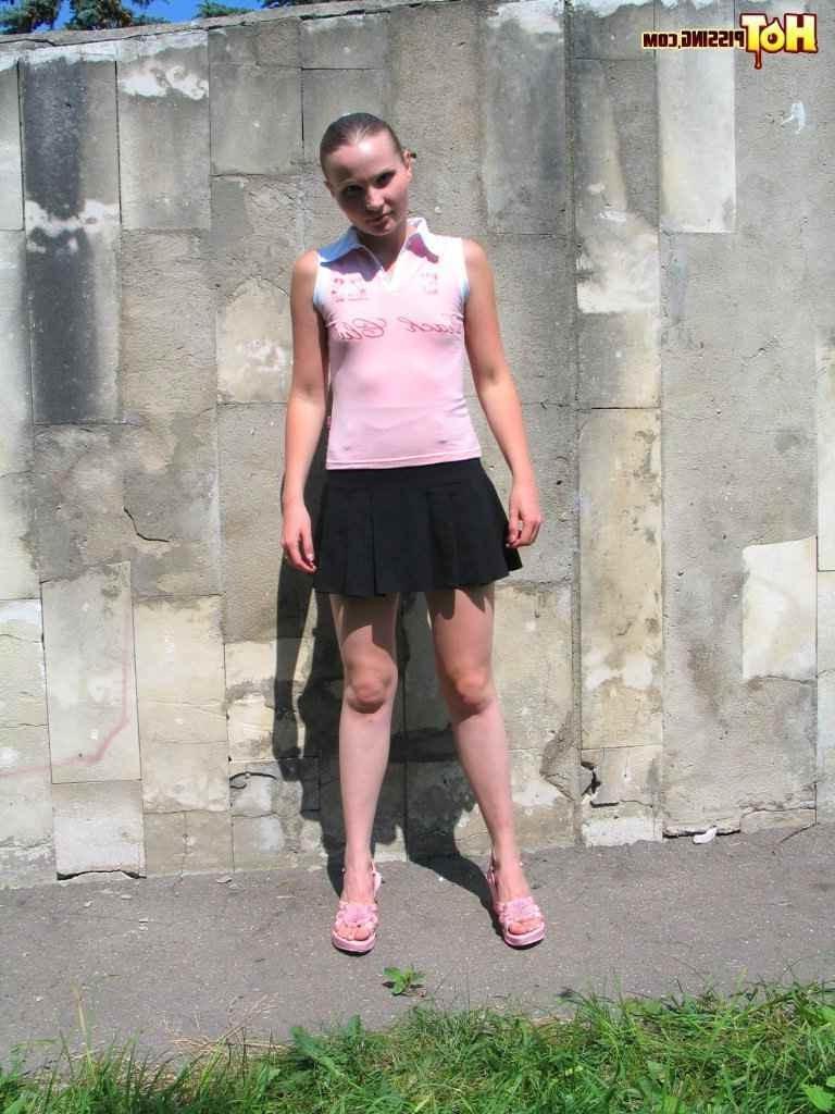 16P Cute girls pissing