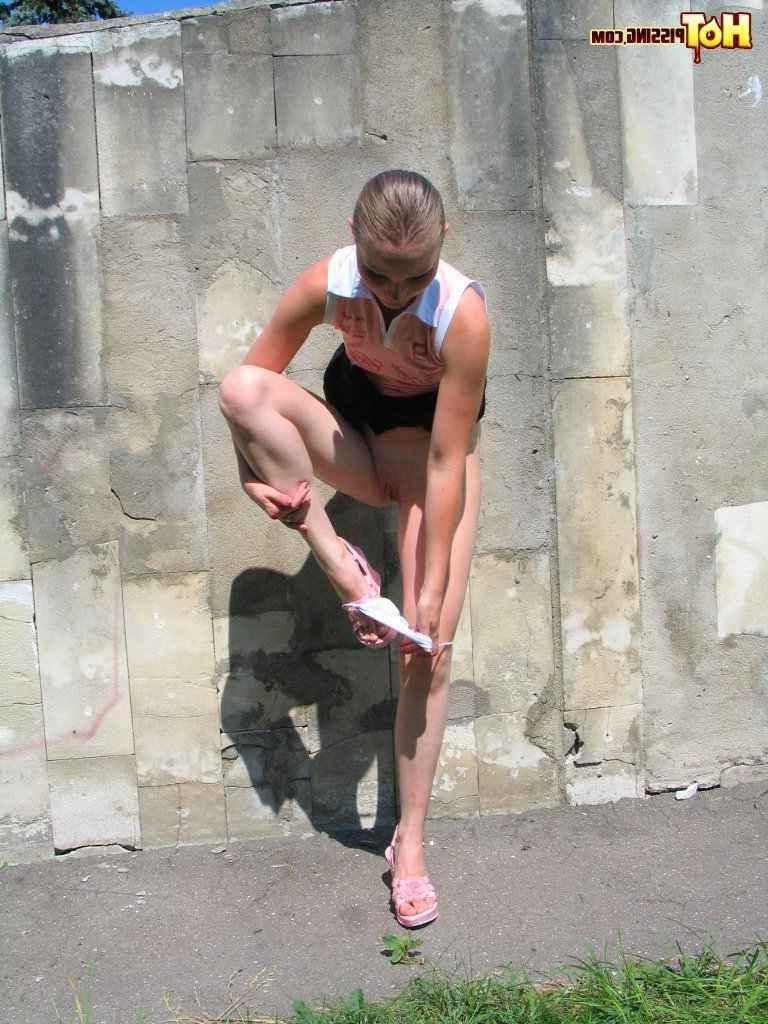 16P Cute girls pissing