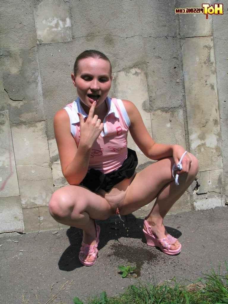 16P Cute girls pissing