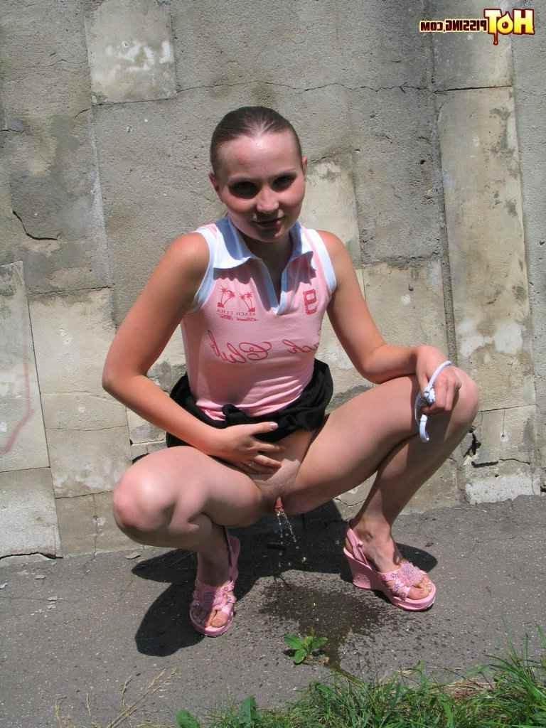 16P Cute girls pissing