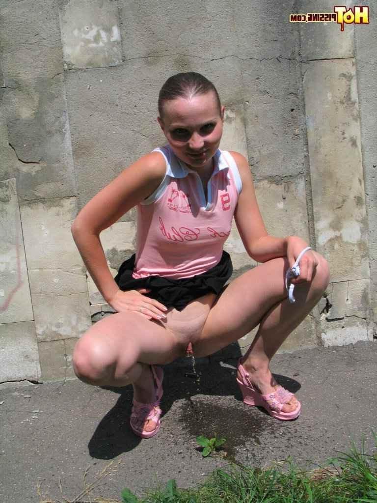 16P Cute girls pissing