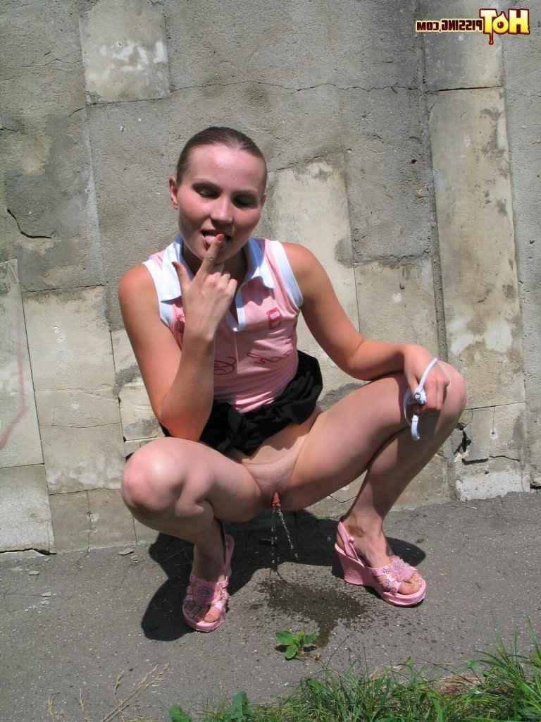 16P Cute girls pissing