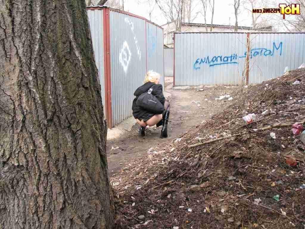 16P Blonde pissing outside