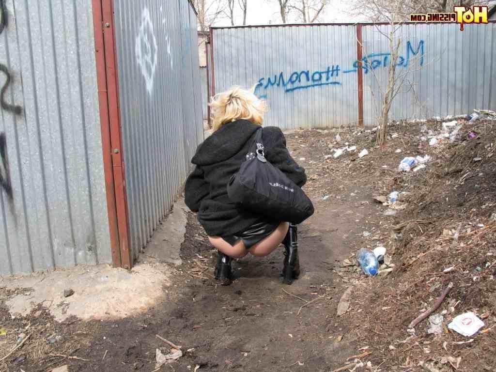 16P Blonde pissing outside