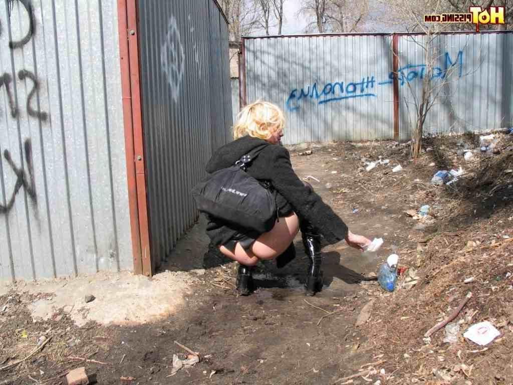 16P Blonde pissing outside