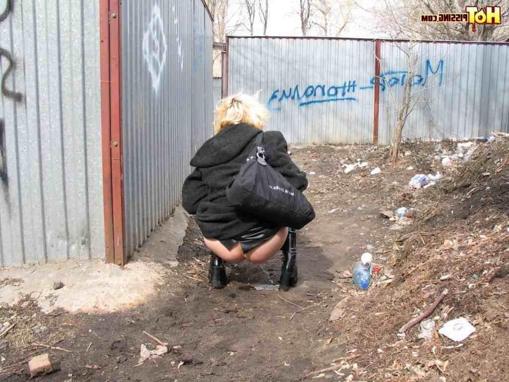 16P Blonde pissing outside
