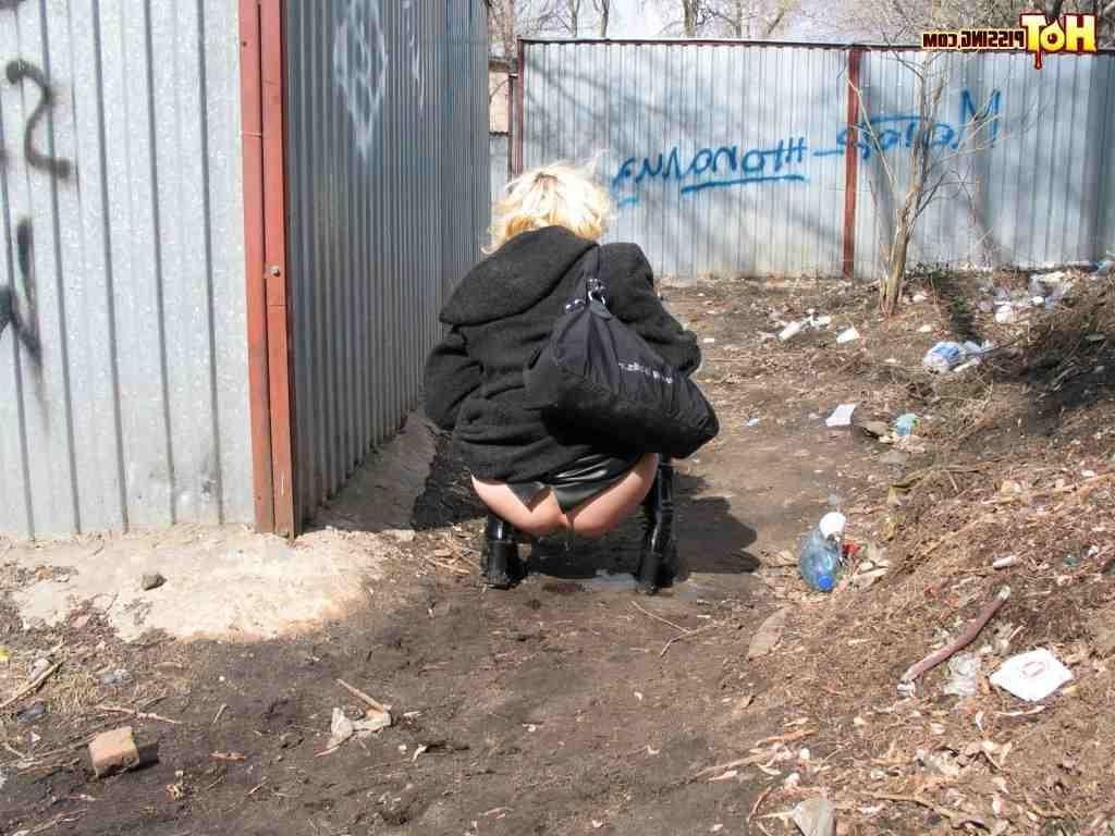 16P Blonde pissing outside