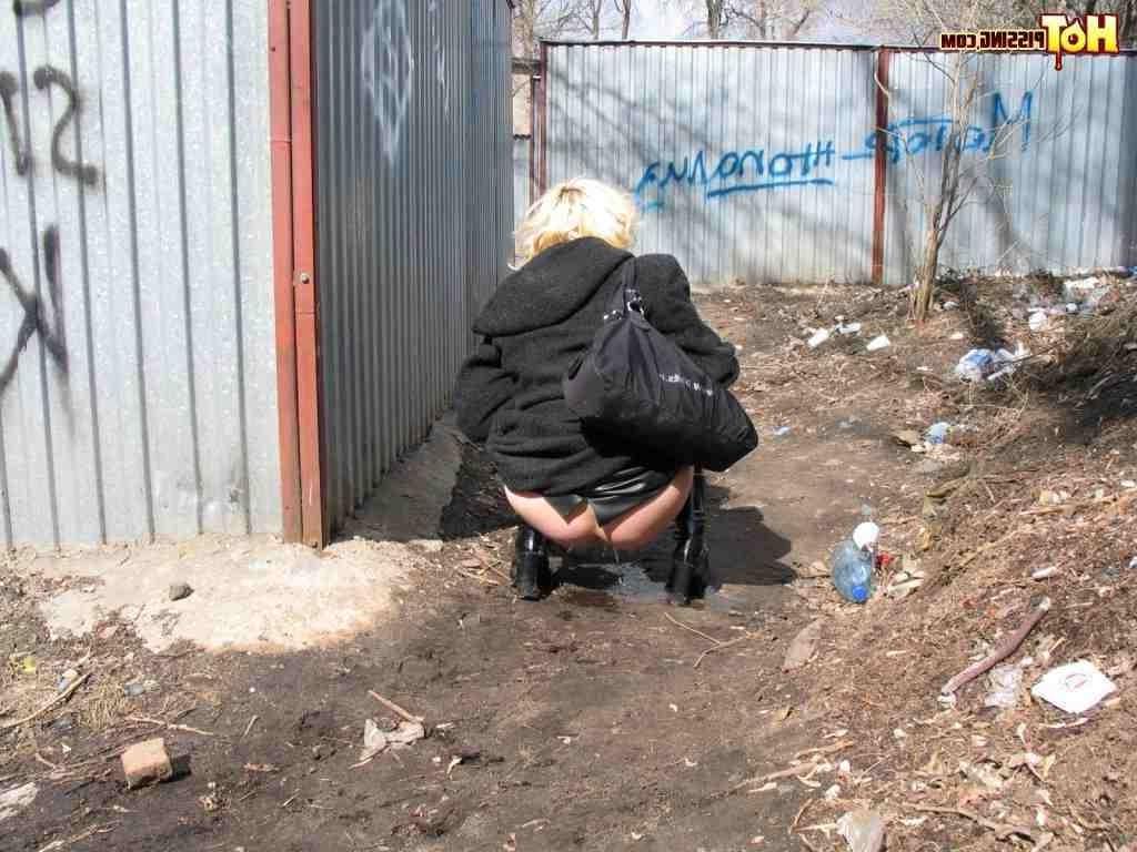 16P Blonde pissing outside