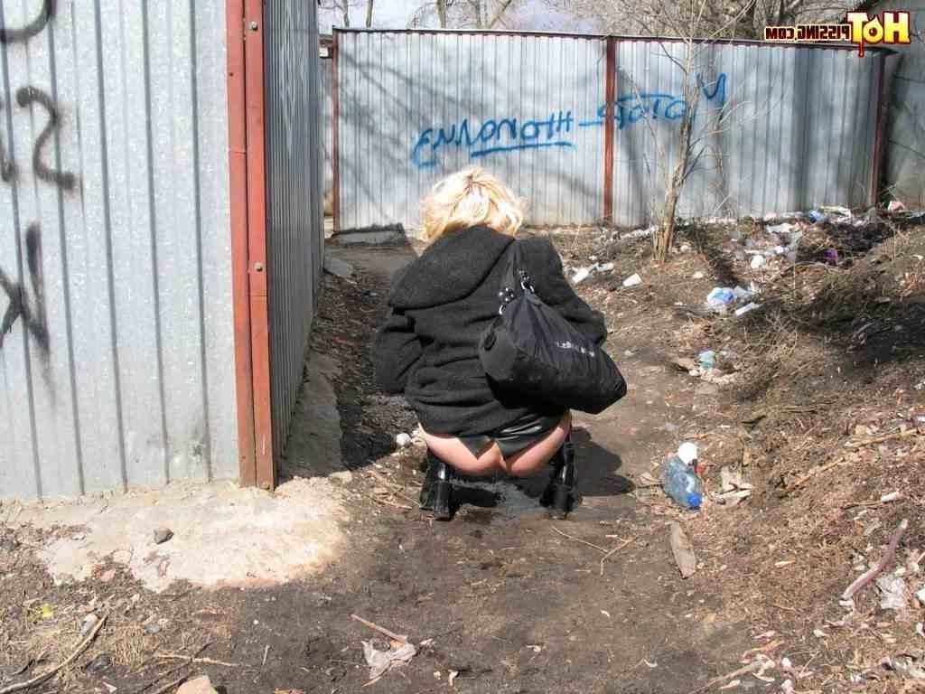 16P Blonde pissing outside