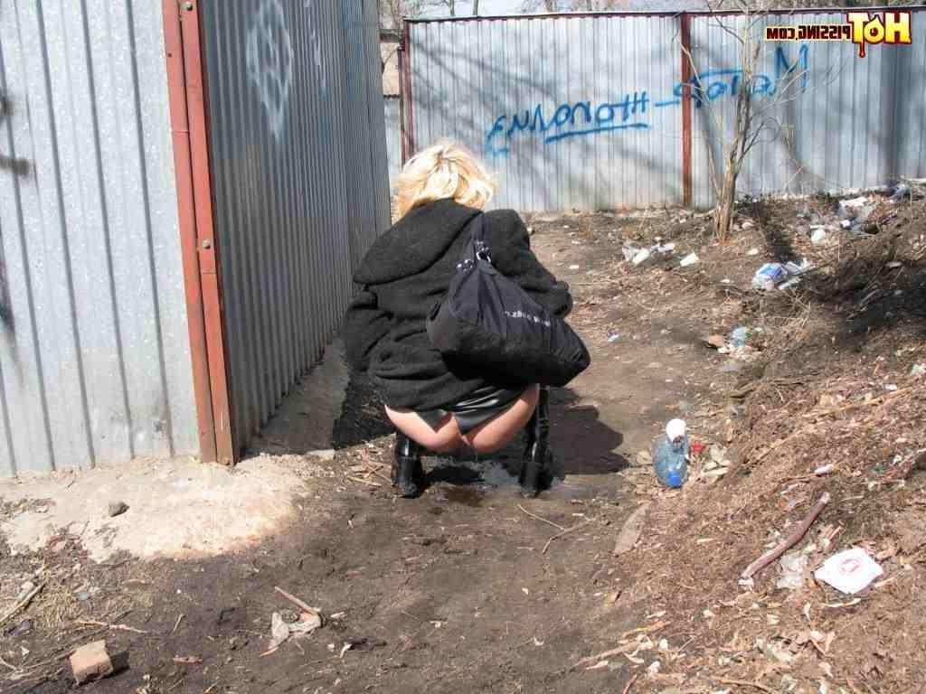 16P Blonde pissing outside