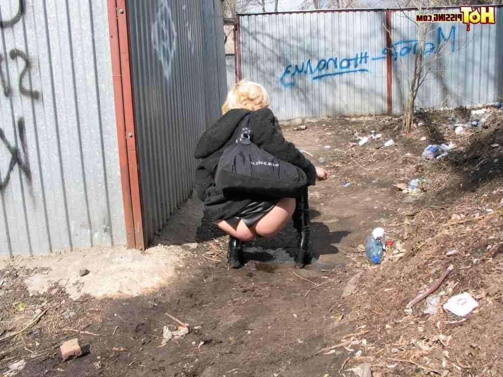16P Blonde pissing outside