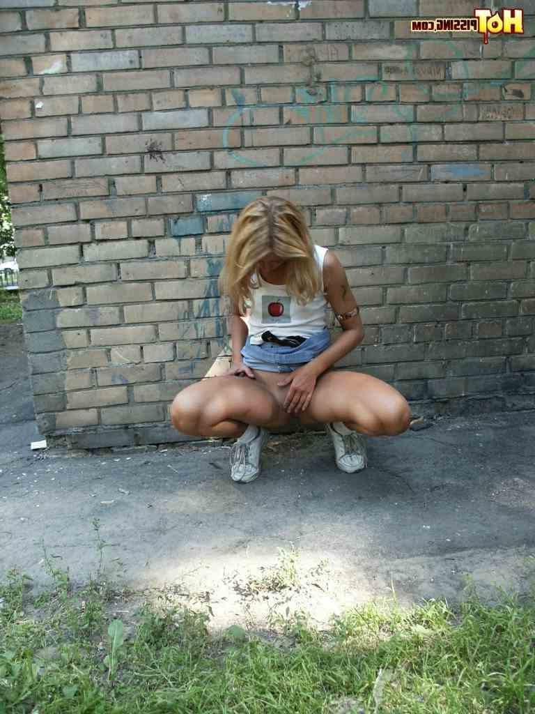 16P Cute girl pissing on the side walk