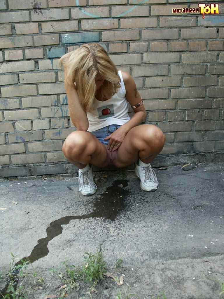 16P Cute girl pissing on the side walk